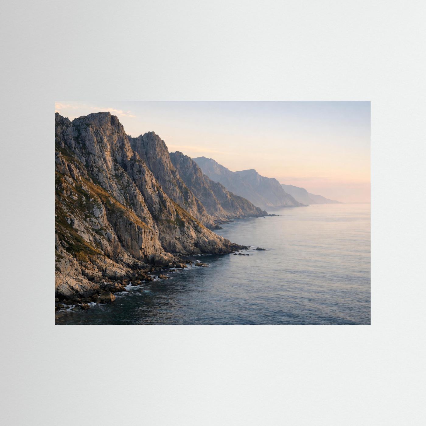 Querformat-Poster mit Küste, Felsklippen und Meer bei Dämmerung, ohne Rahmen