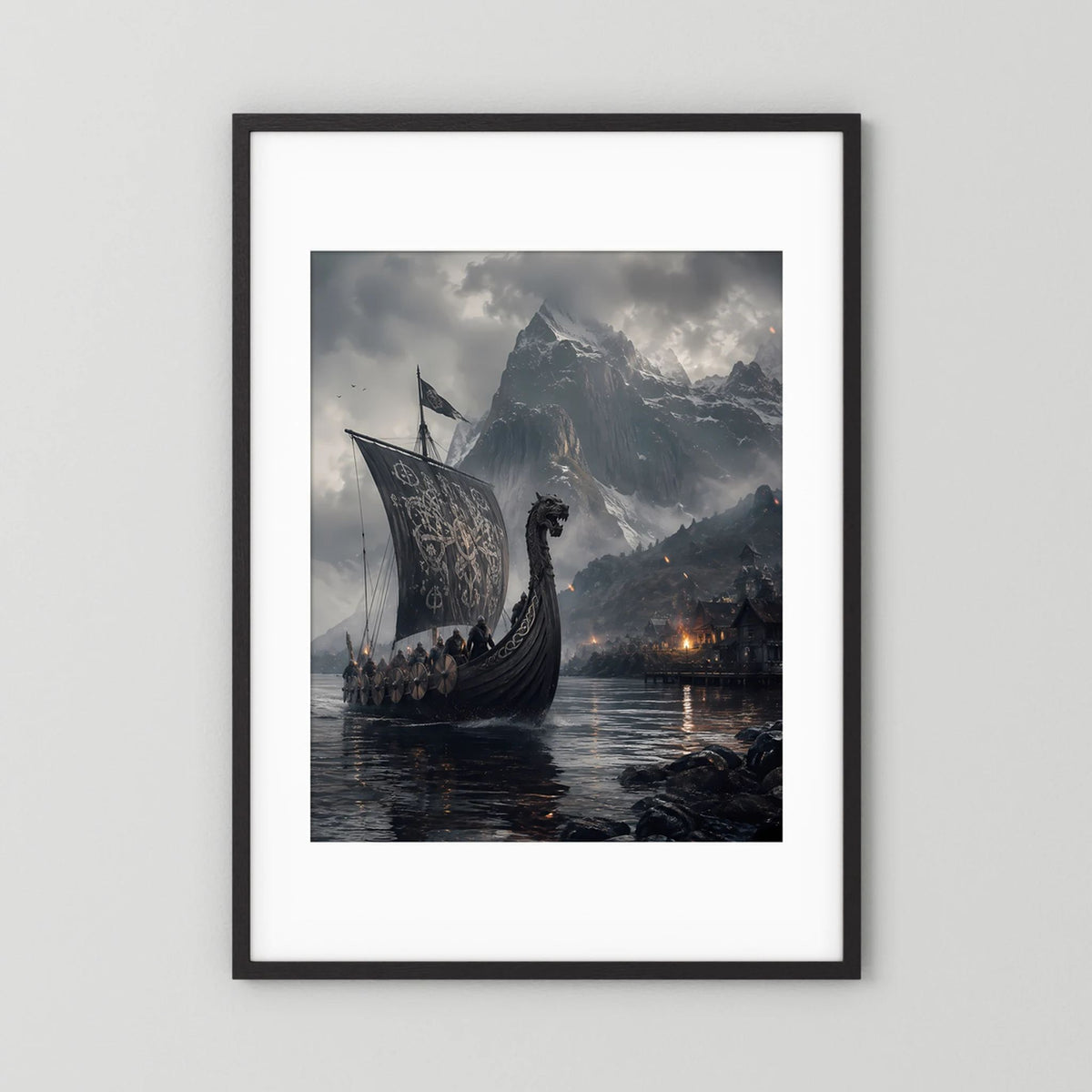 Poster mit Wikinger-Langschiff im Fjord, schwarzer Rahmen mit Passepartout