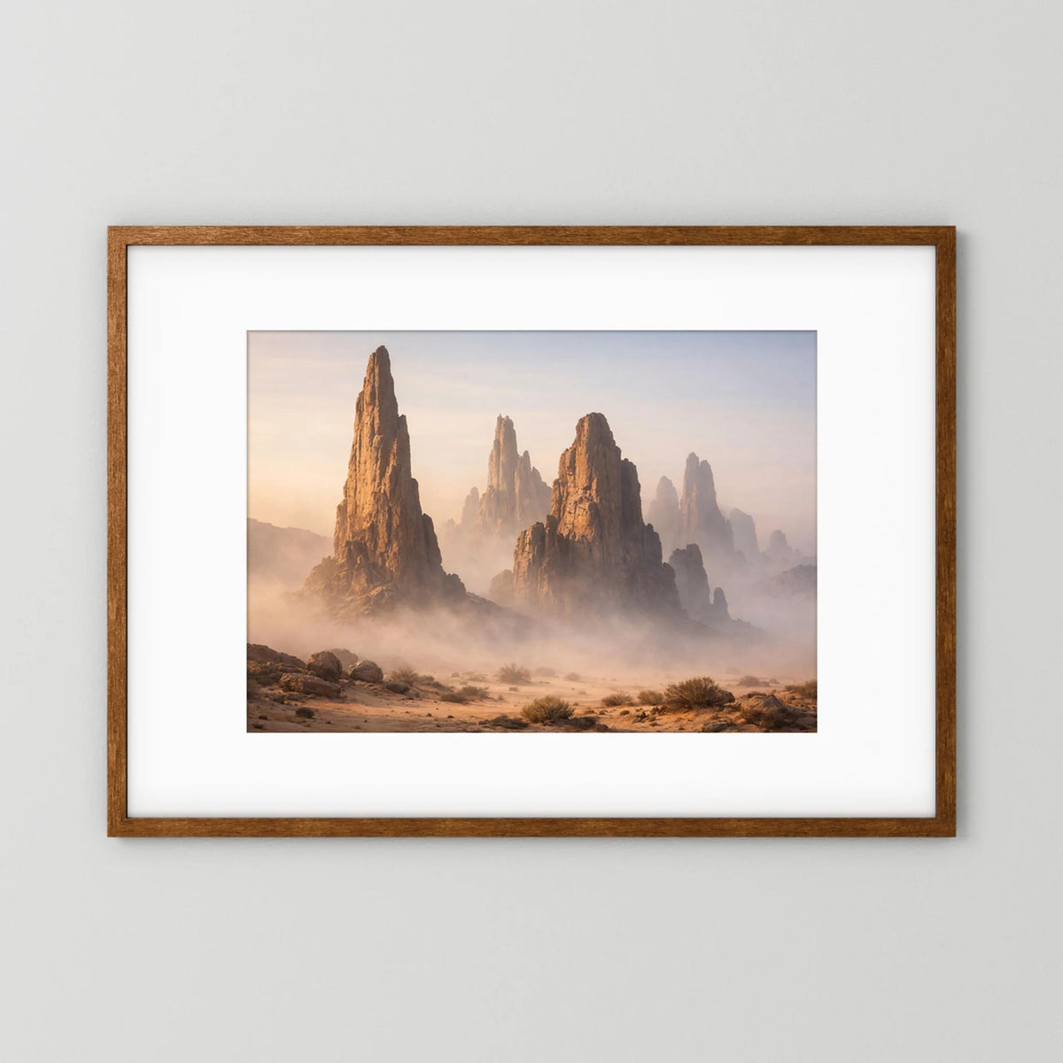 Wandbild im Querformat mit braunem Holzrahmen und weißem Passepartout, Wüstennebel-Felsen