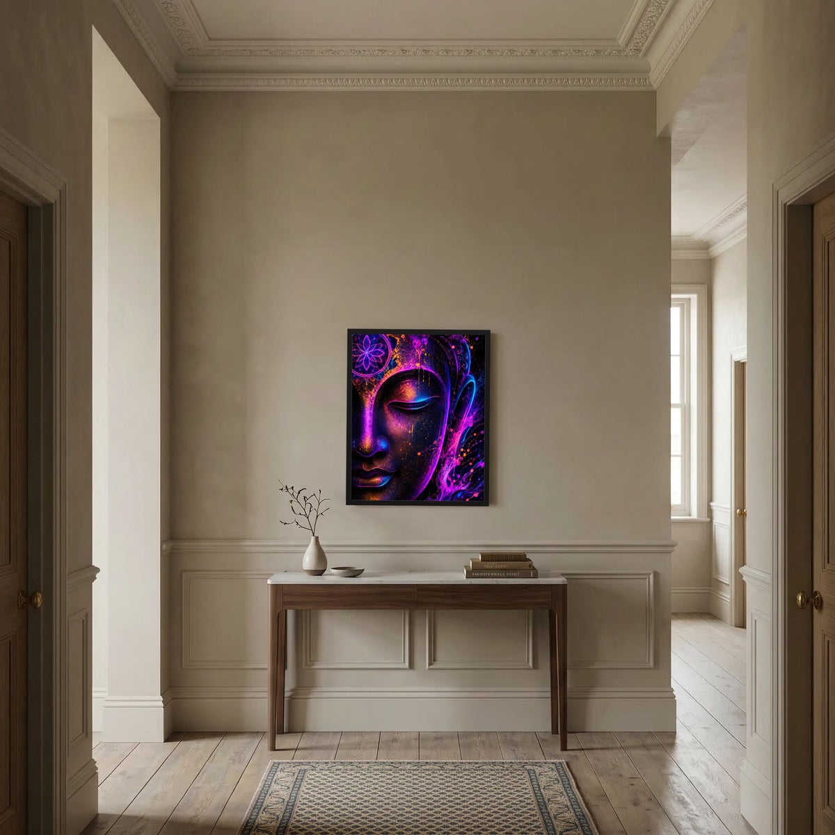 Neon-Buddha-Poster im schwarzen Rahmen an klassischer Wandverkleidung mit Ornamenten.