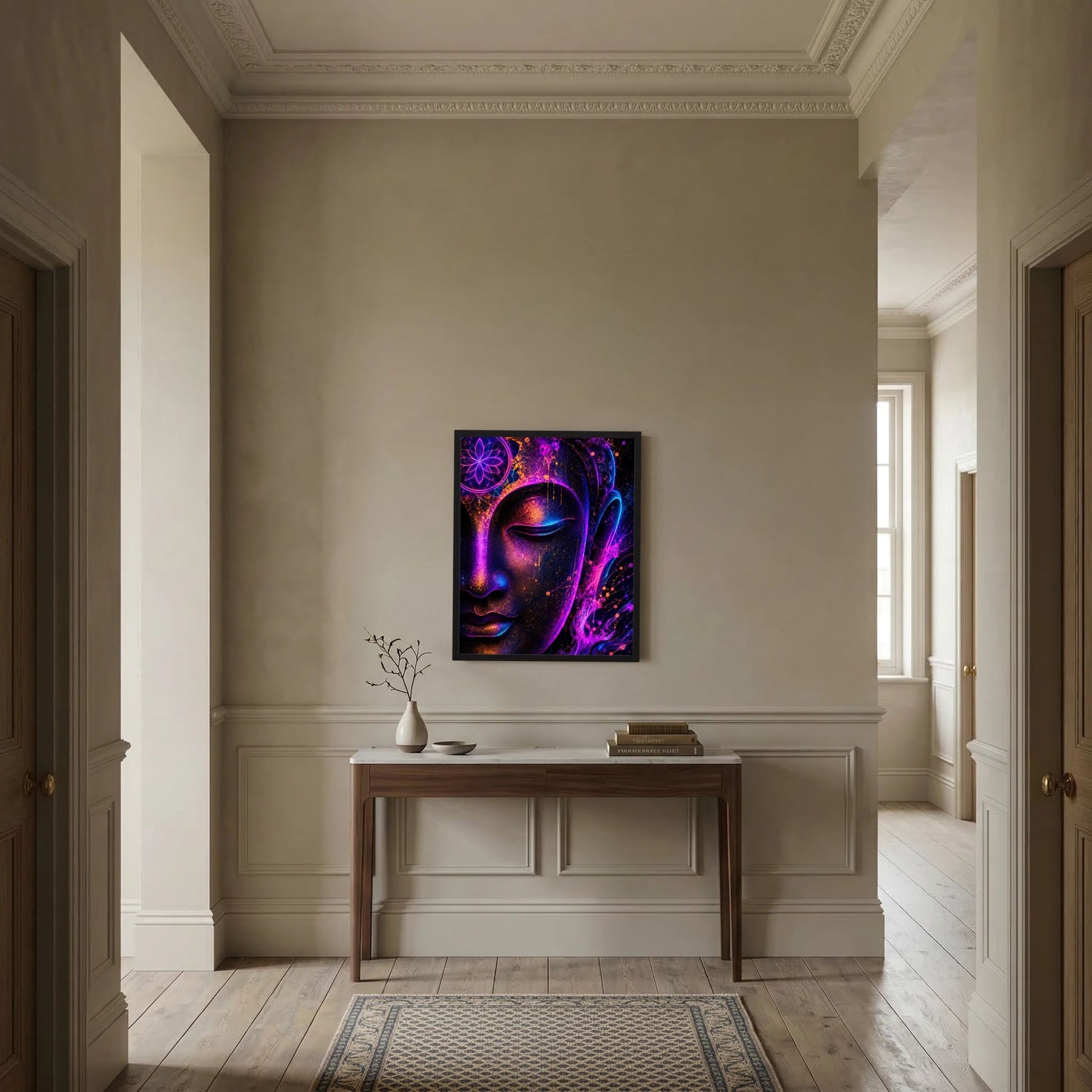 Neon-Buddha-Poster im schwarzen Rahmen an klassischer Wandverkleidung mit Ornamenten.