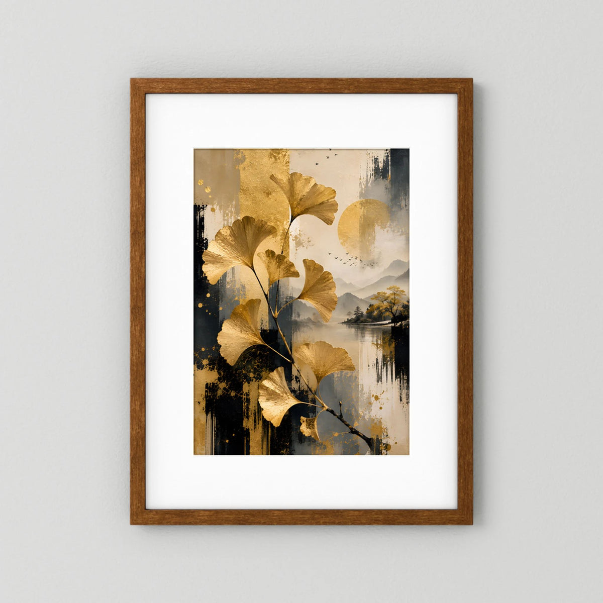 Gerahmtes abstraktes Ginkgo-Kunstposter im braunem Holzrahmen mit weißem Rand, goldene Blätter