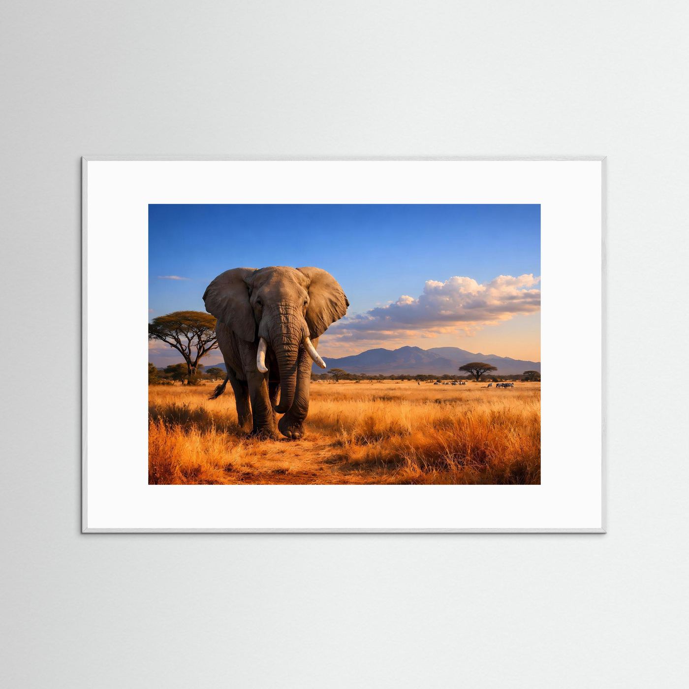 Gerahmtes Elefantenposter: laufender Elefant im Querformat, Savannenmotiv