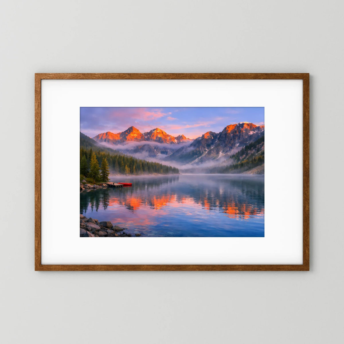 Querformatiges Wandbild mit Alpen-See-Landschaft bei Sonnenuntergang im braunen Holzrahmen