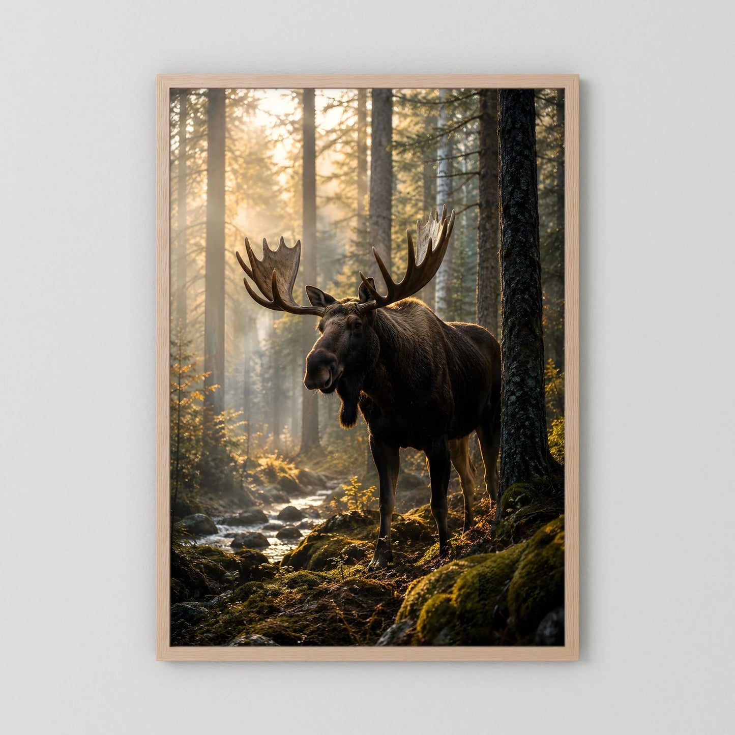 Elch-Naturposter im Wald mit Geweih-Elch, heller Holzrahmen