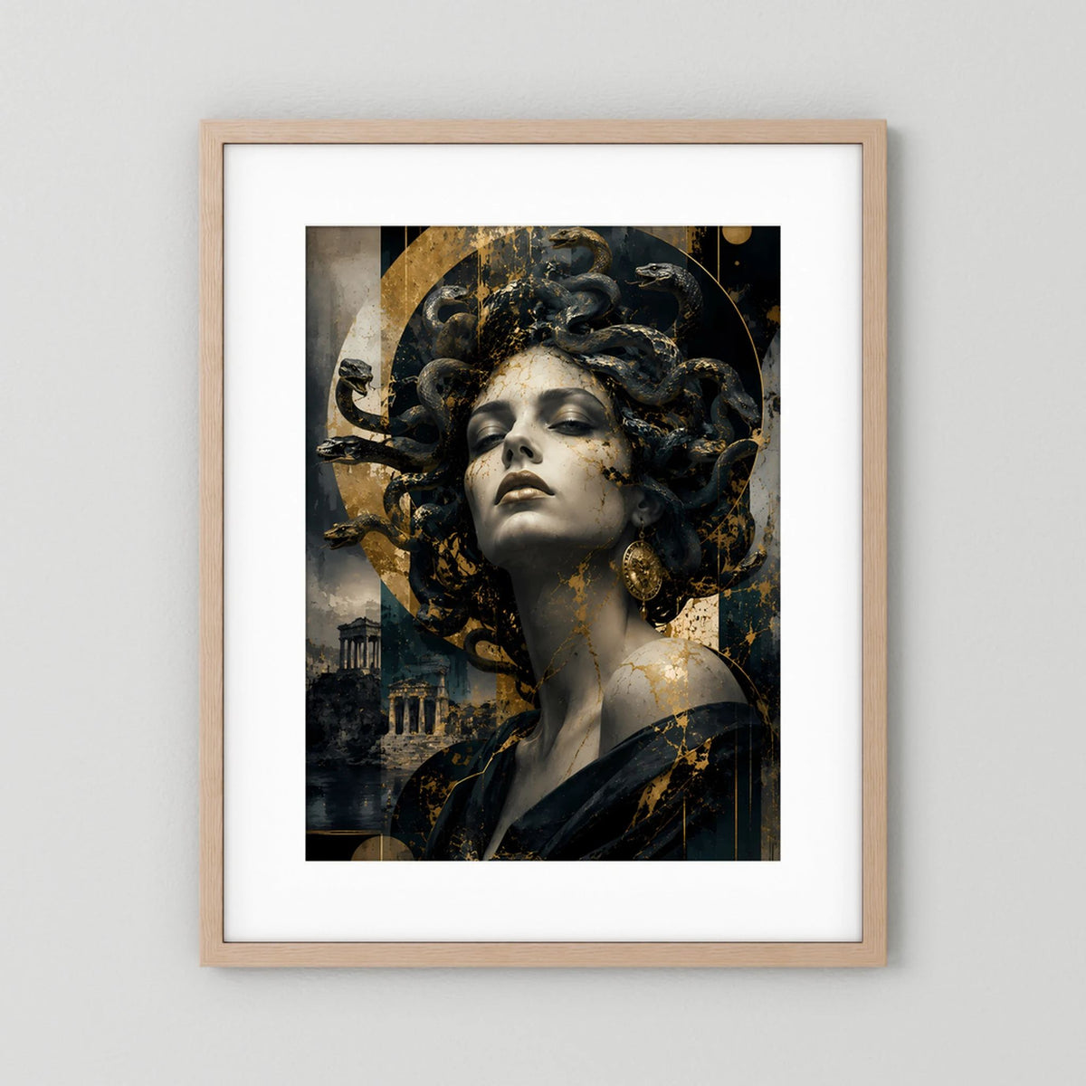 Hochformat-Poster mit Porträt einer Frau, Schlangenhaar in Schwarz und Gold, hellbrauner Rahmen