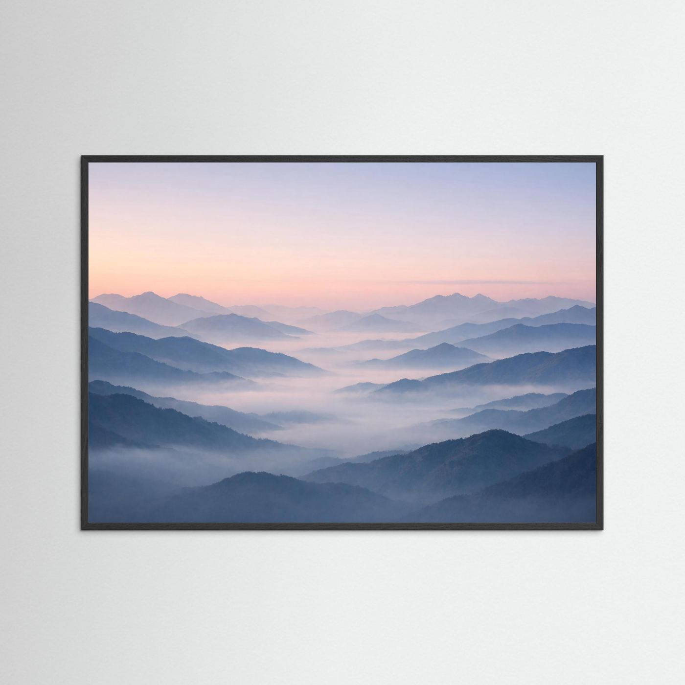 Bergpanorama Naturposter im Querformat mit schwarzem Rahmen und Morgennebel