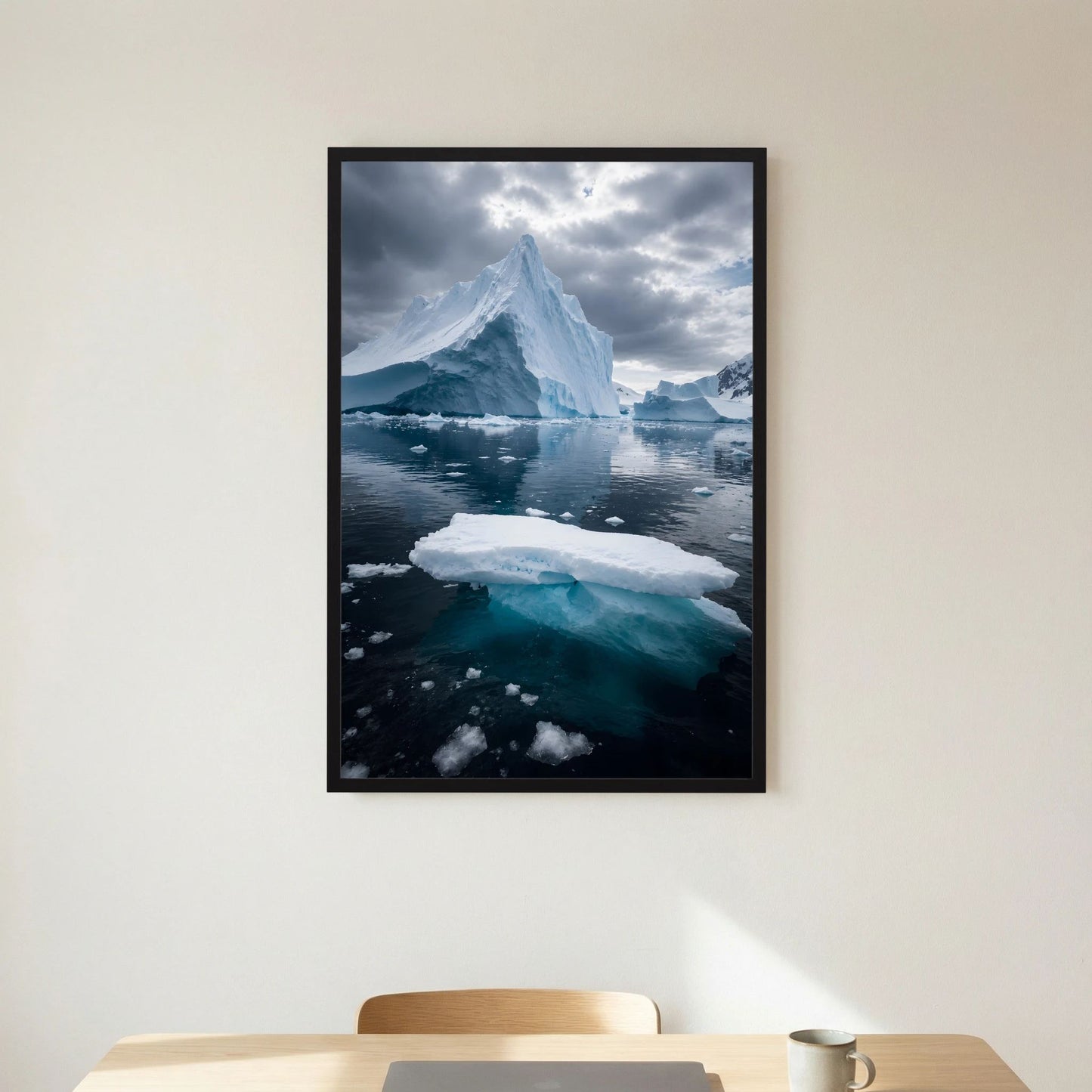 Poster mit Antarktis-Eislandschaft: Gletscherspitze, blaues Eis und Wasser, schwarzer Rahmen