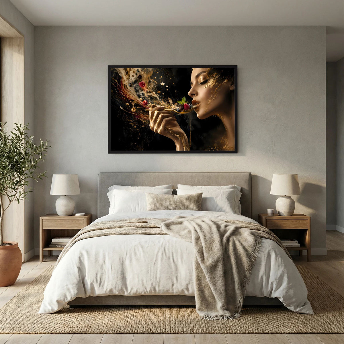 Querformat-Poster mit Portrait einer Frau in Goldfarben und Beeren, im schwarzen Rahmen