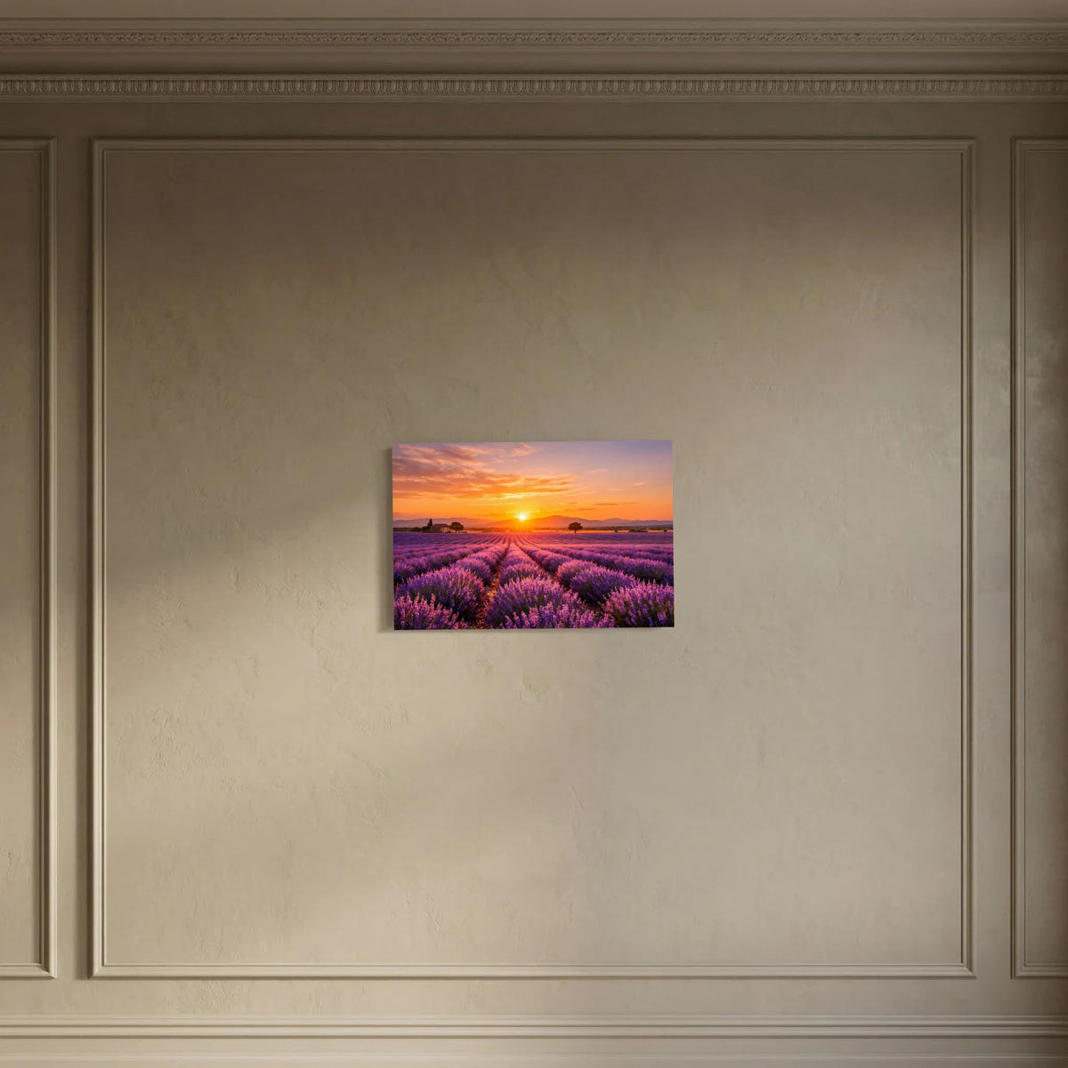 Gerahmtes Wandbild mit Lavendelfeld und Sonnenuntergang, mit Holzrahmen