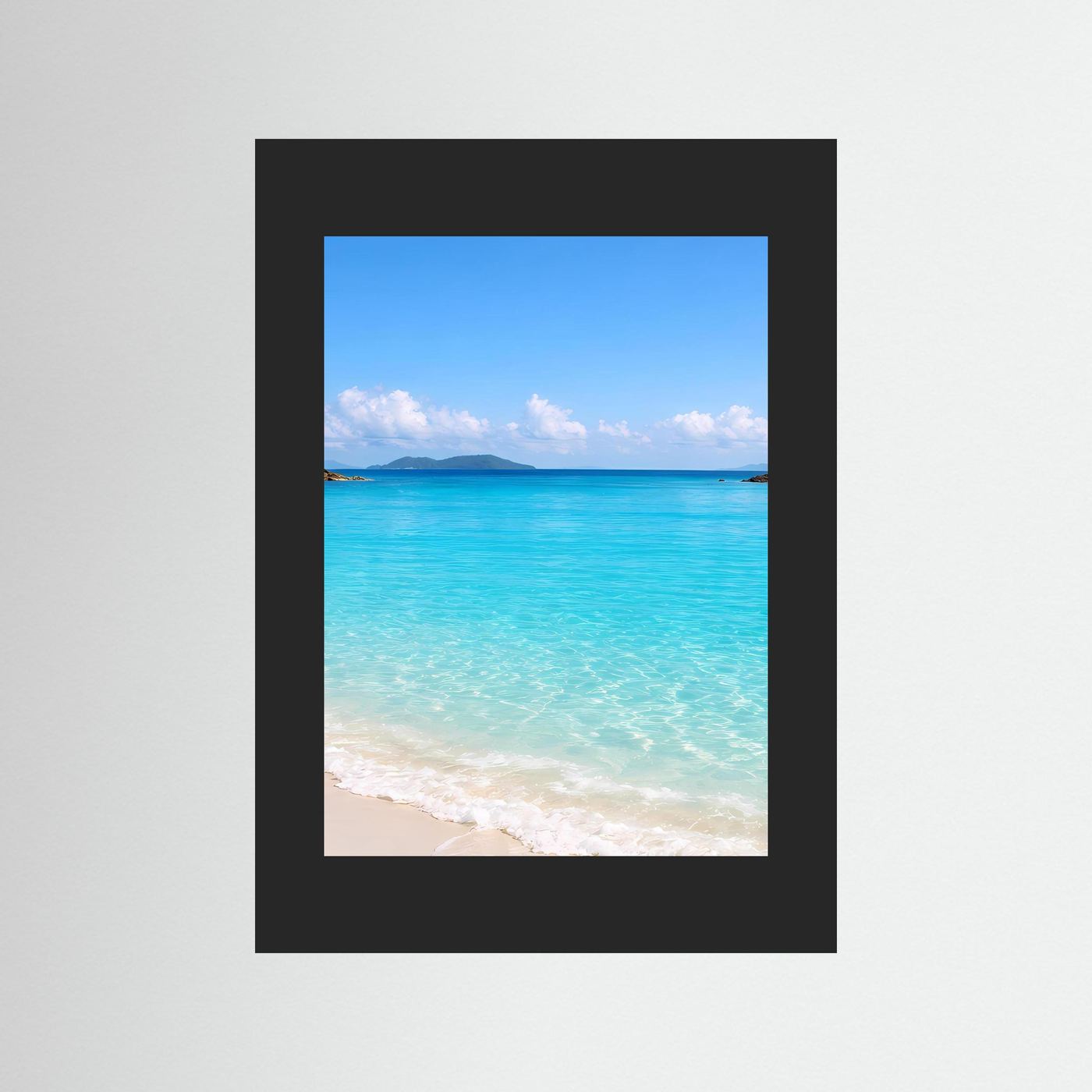 Wandposter im schwarzem Rahmen: türkisblaues Meer und Sandstrand mit Wolken