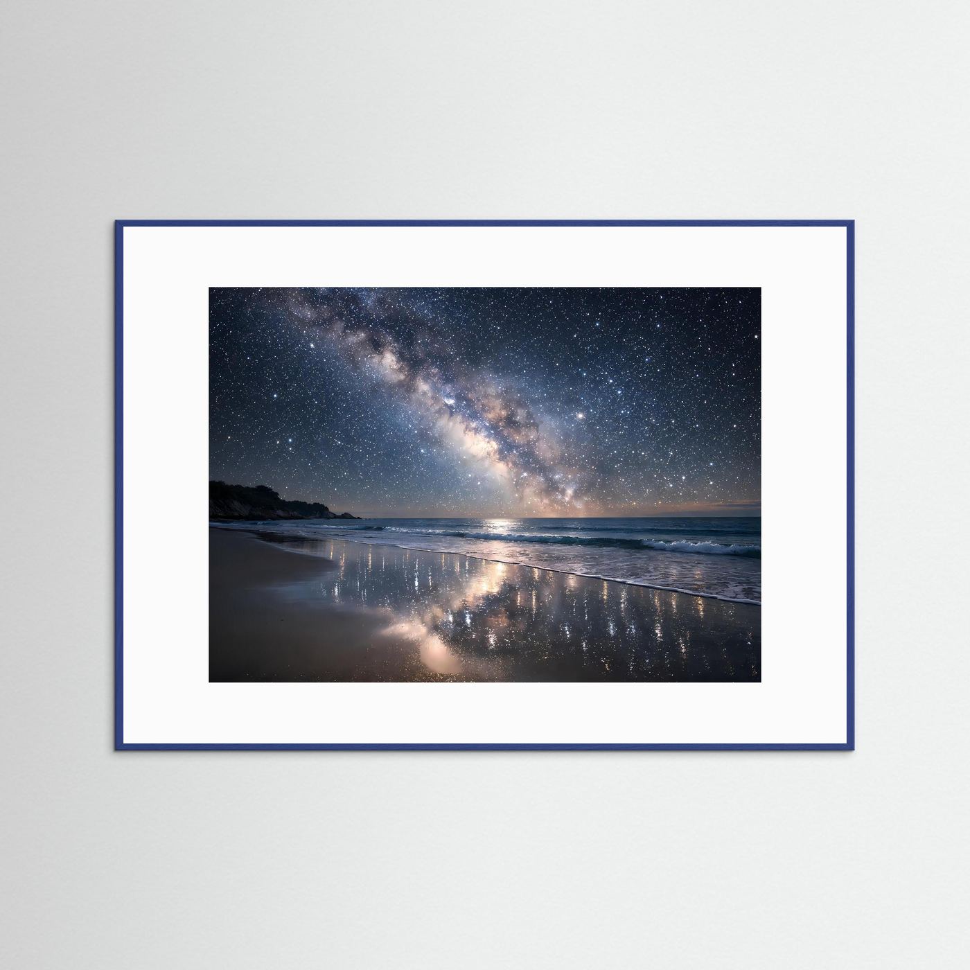 Horizontales Poster: Milchstraße über Strand und spiegelndem Meer, blauer Rahmen.