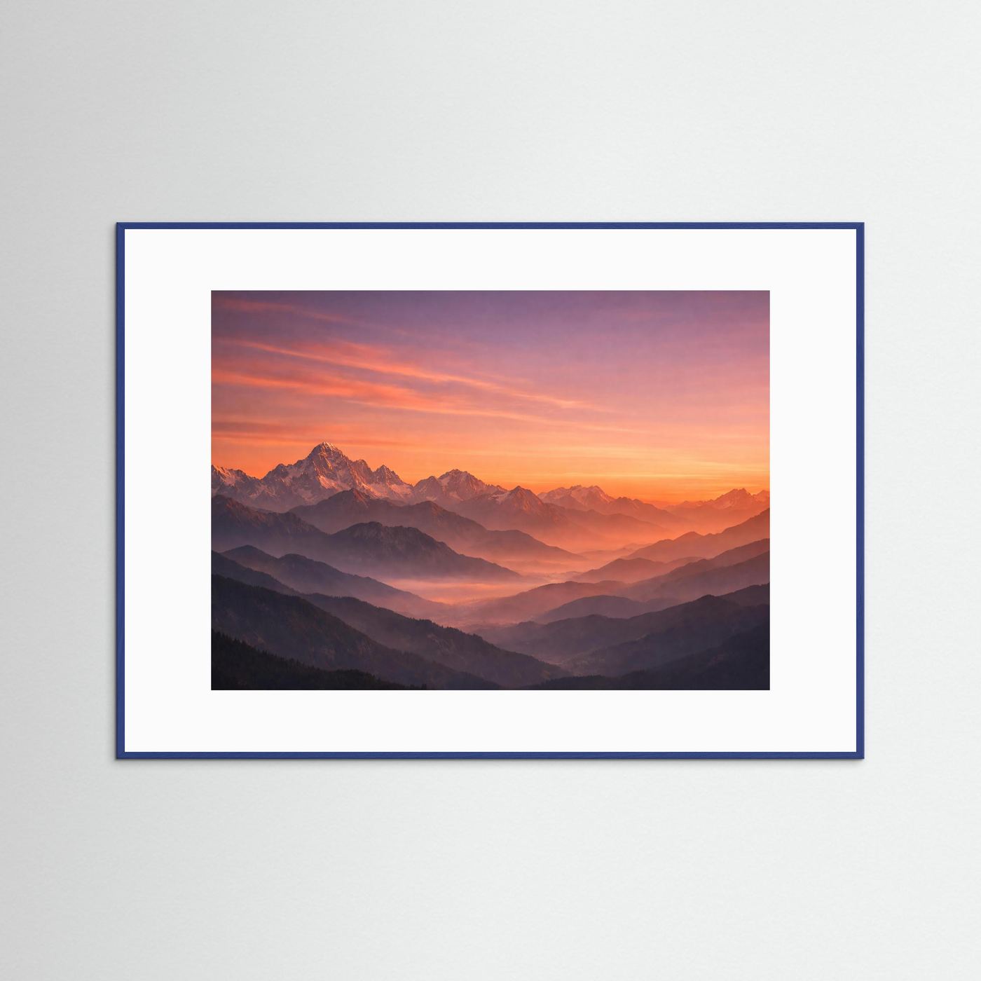 Querformat-Poster mit Bergpanorama bei Sonnenuntergang, blauer Rahmen, weißes Passepartout