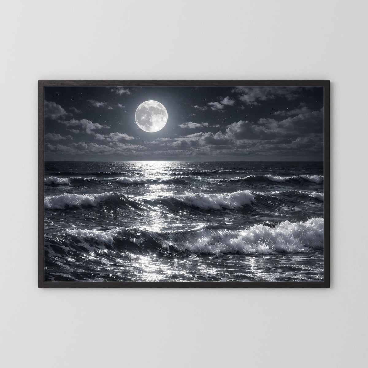 Wandbild mit Mond über der See und schäumenden Wellen, Querformat mit schwarzem Rahmen