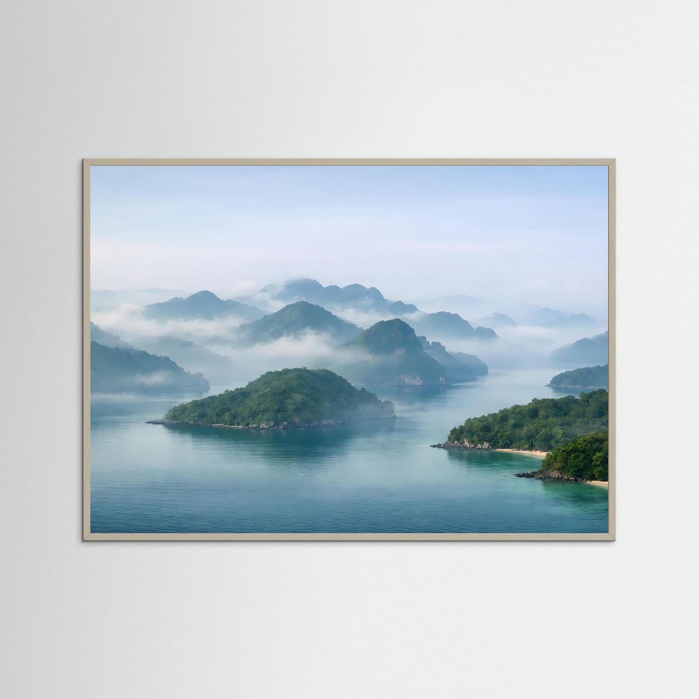 Poster mit Fjordlandschaft im Querformat, grauer Holzrahmen: Wasser, Inseln, Nebelberge