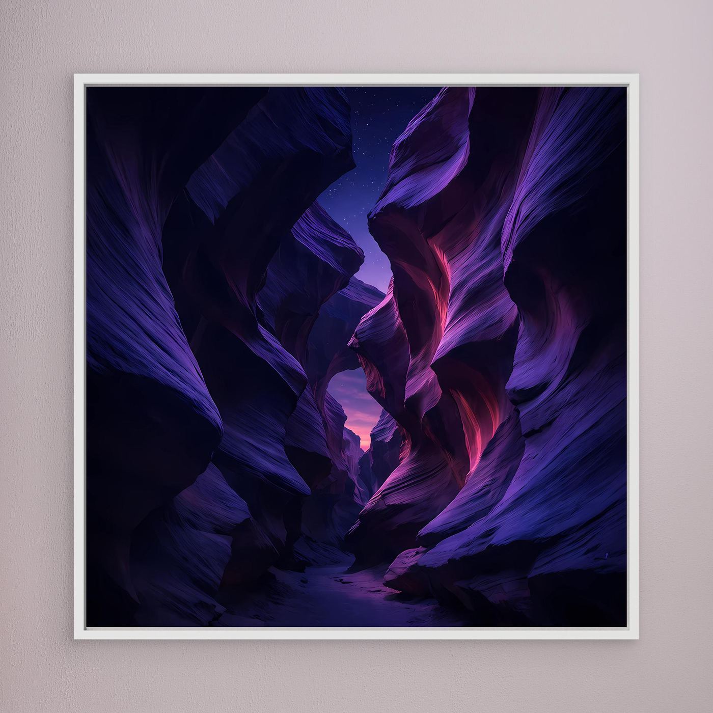 Leinwandbild mit violettem Canyon-Motiv, dunkle Schlucht, weißer Rahmen