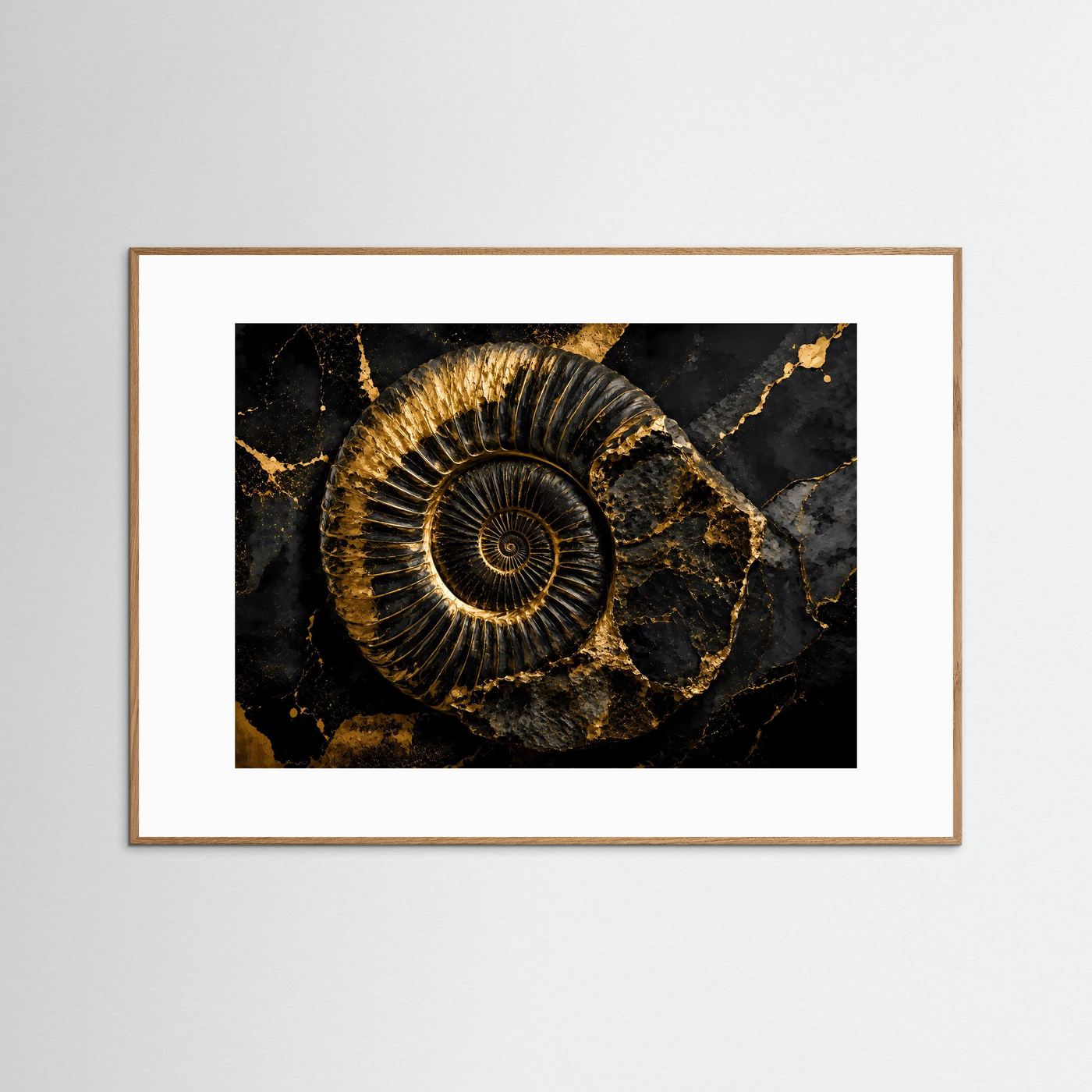 Querformat-Poster mit goldenem Ammonit auf dunklem Marmormotiv, hellbraune Rahmenleiste