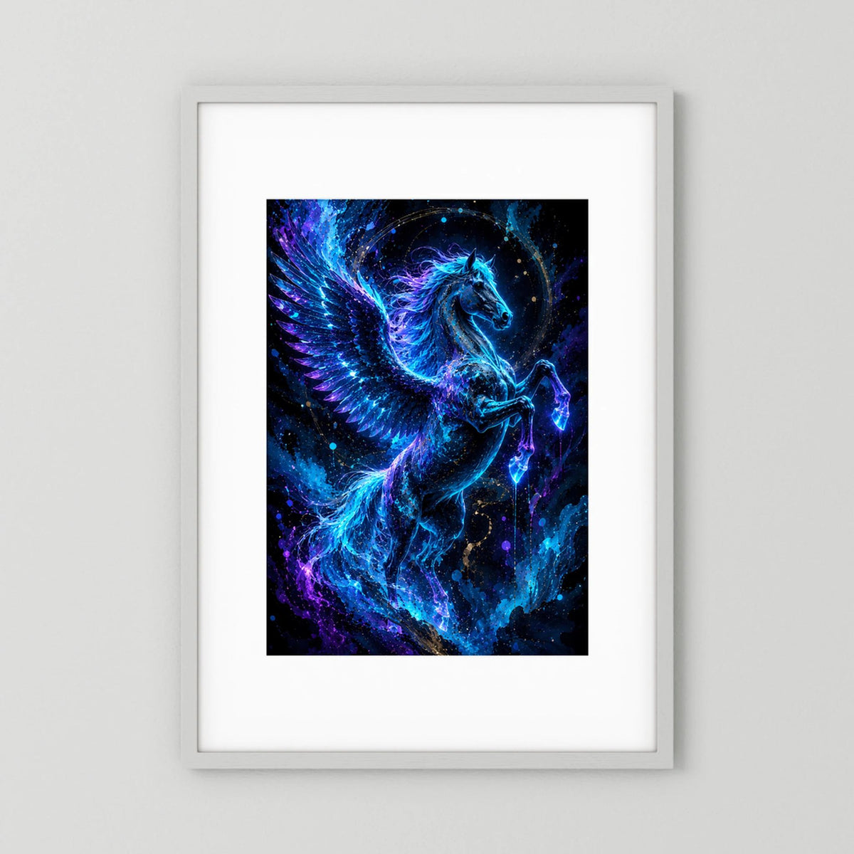 Hochformatiges Poster mit leuchtendem Pegasus im Neonblau, geflügeltes Pferd im Strahlenmotiv