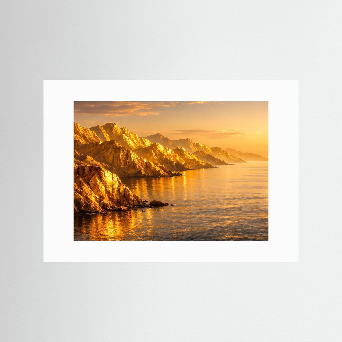 Meer-Poster im Querformat mit weißem Passepartout: goldene Küstenfelsen im Abendlicht