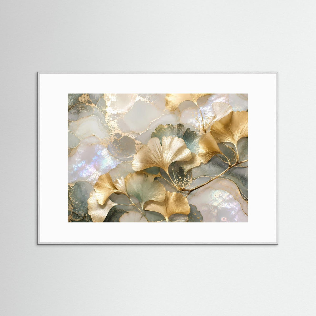 Botanisches Poster mit Ginkgo-Motiv, goldene Blätter und perlmuttartige Schimmer, weißer Holzrahmen