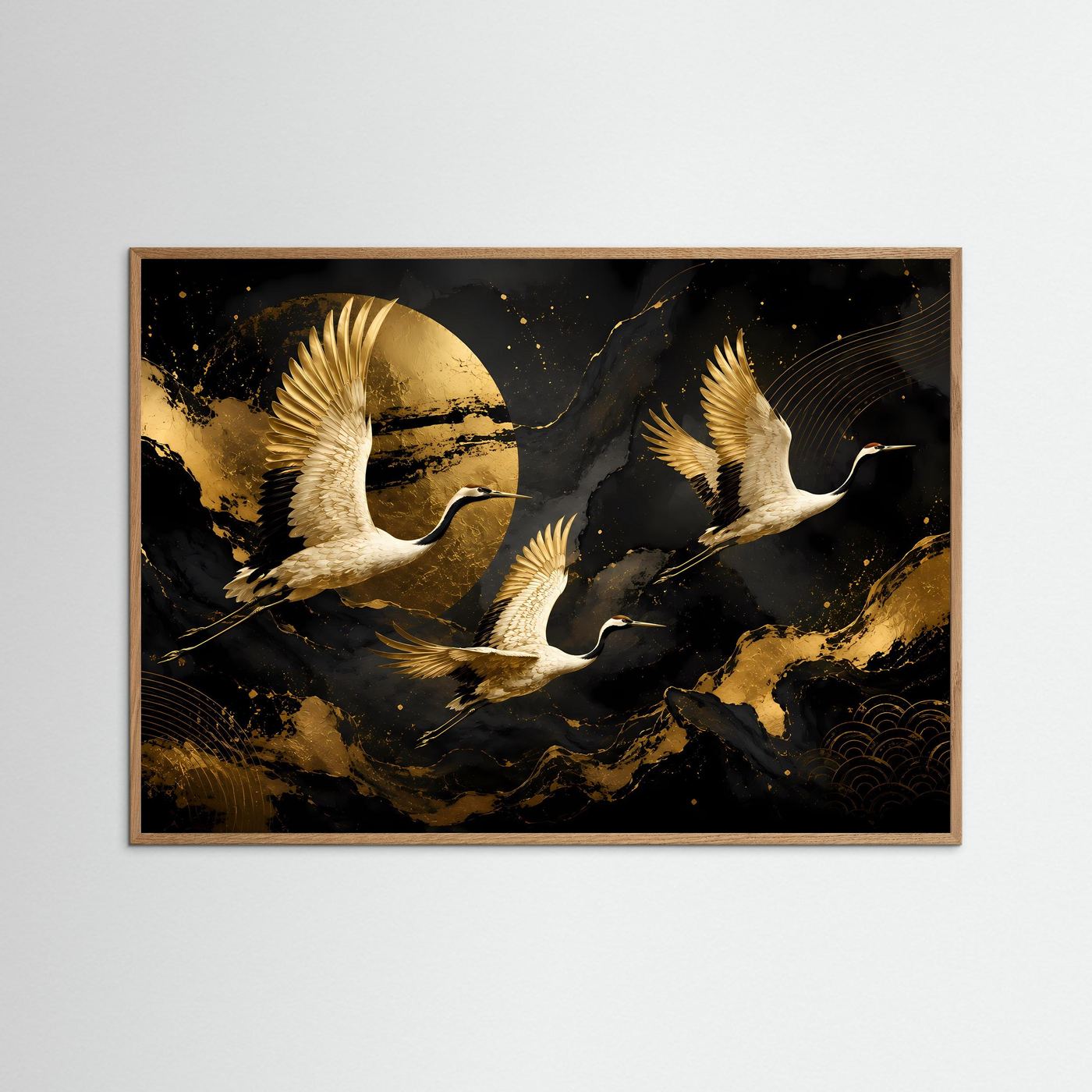 Poster Querformat mit goldenen Kranichen im Flug auf dunklem Hintergrund, hellbrauner Holzrahmen