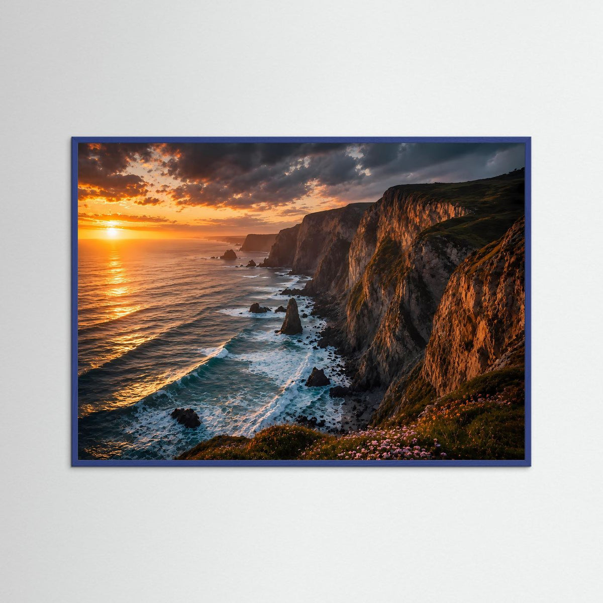 Wandbild Steilküste am Meer bei Sonnenuntergang, blau gerahmt, Querformat