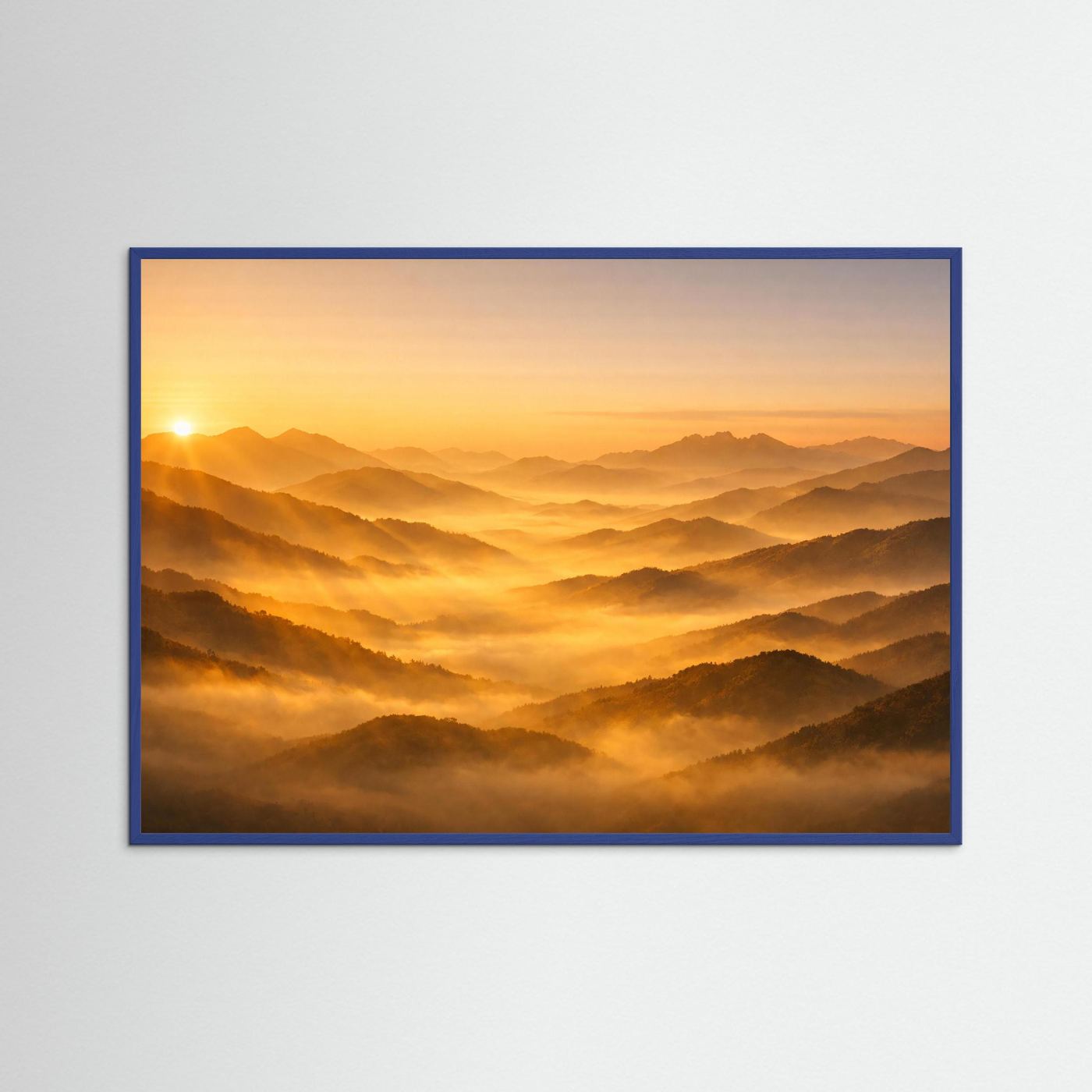 Panoramaposter mit Sonnenaufgang über Berglandschaft und Nebel im blauen Holzrahmen