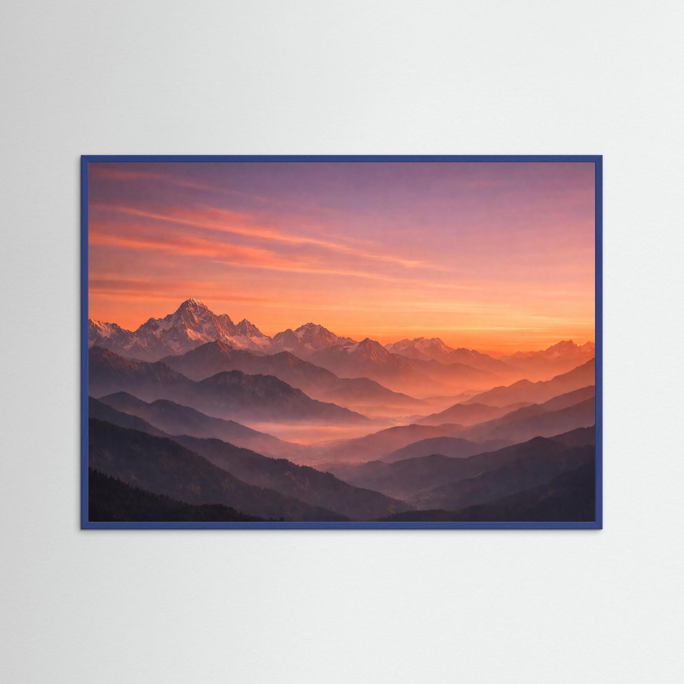 Poster in blauem Rahmen: Panorama mit Alpenbergen und Sonnenuntergang am Horizont