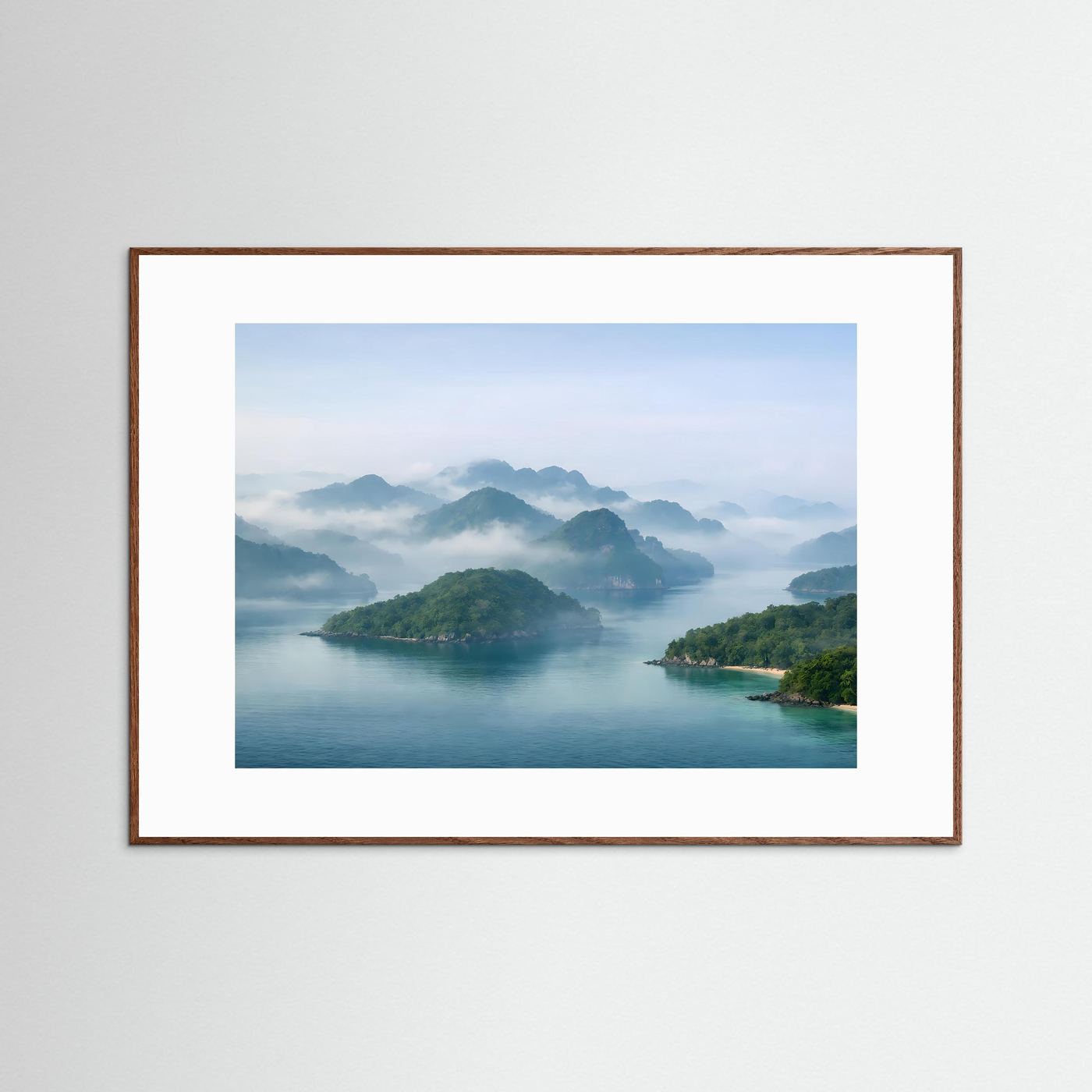 Querformat-Poster mit Fjordlandschaft im Dämmerlicht, dunkler Holzrahmen