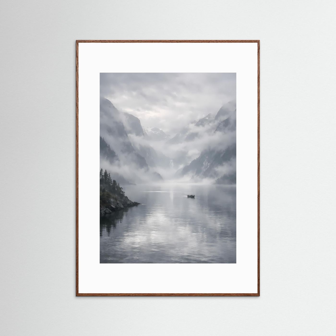 Gerahmtes Wandposter mit Fjordlandschaft, Bergen und Boot im Nebel, brauner Holzrahmen