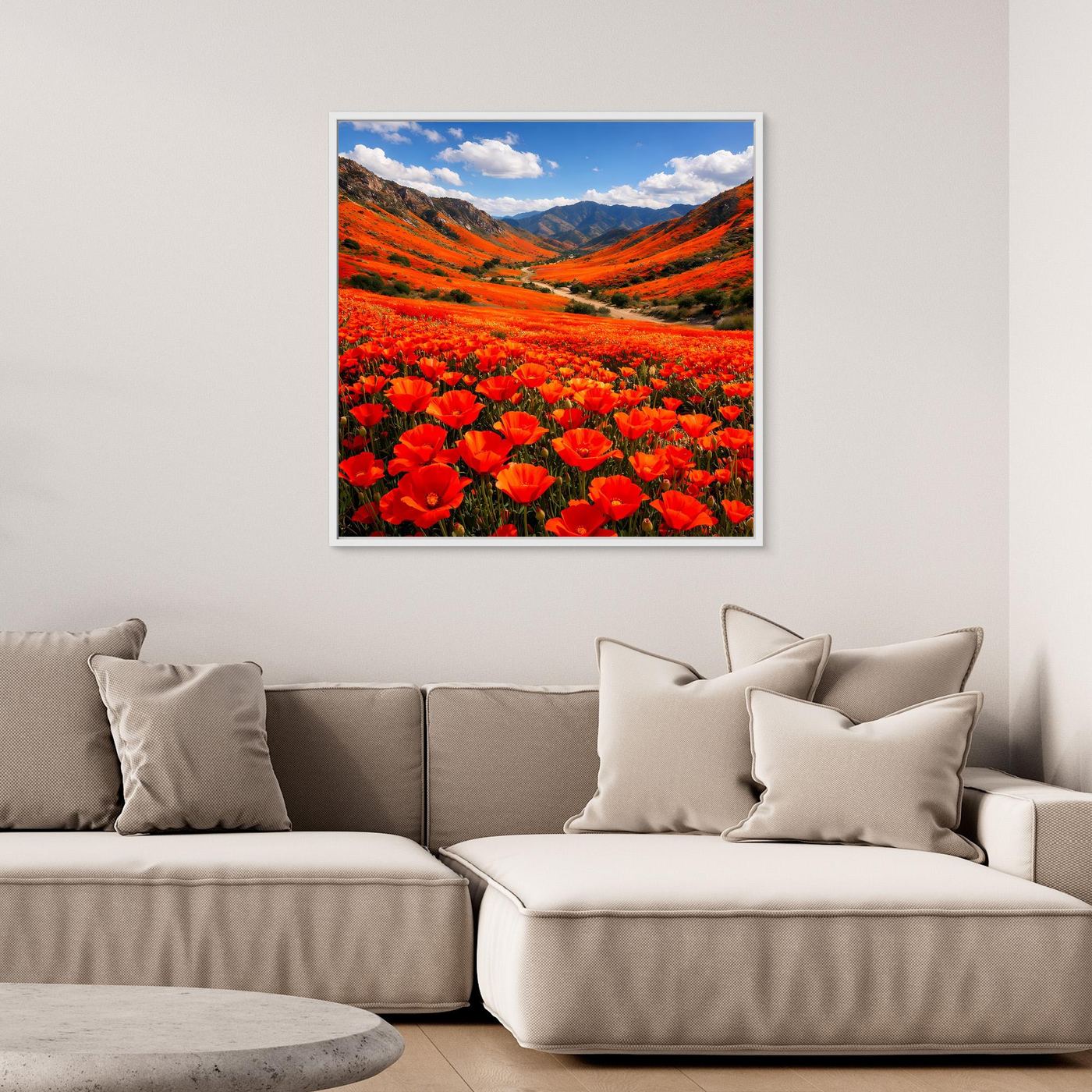 Gerahmtes Leinwandbild mit Mohnblüten im Vordergrund und Berglandschaft im Hintergrund