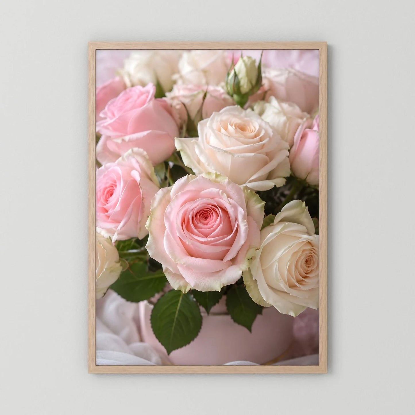 Rosen-Wandposter im Holzrahmen mit rosa und weißen Rosen, hochformatig.