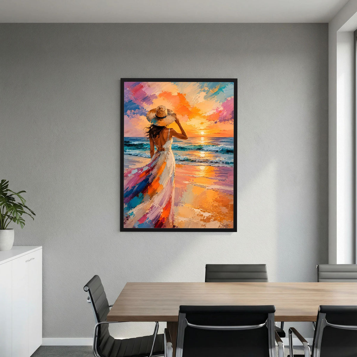 Schwarz gerahmtes Poster mit Frau am Strand, Sonnenuntergang über Wasser, kräftige Farben