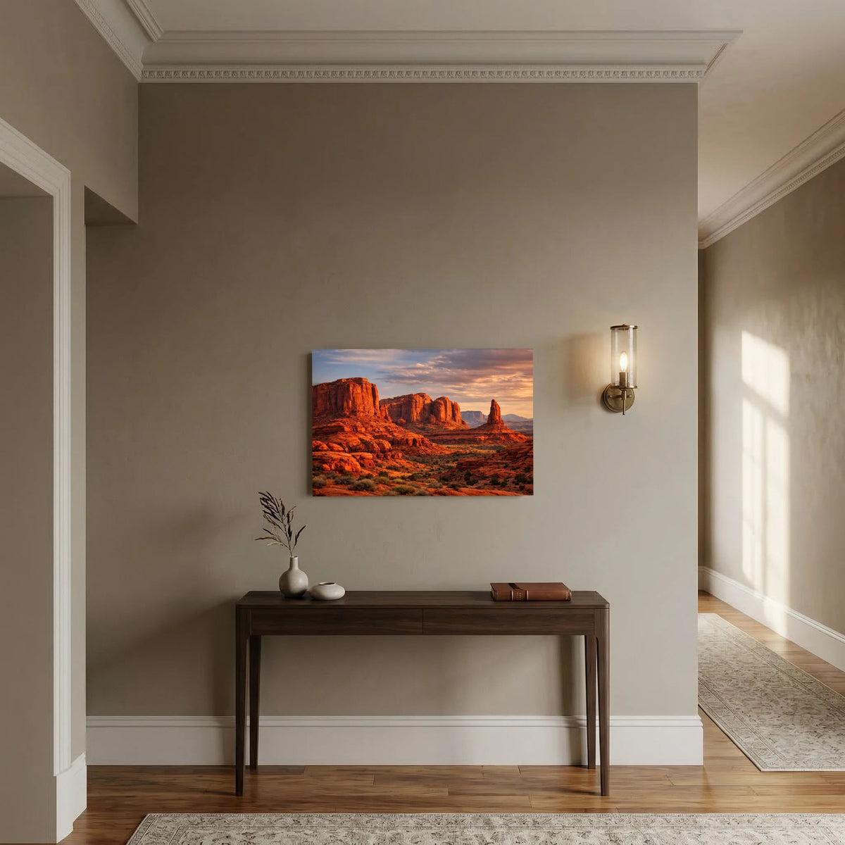 Unge­rahmtes Wandbild mit roter Felslandschaft im Abendhimmel, Querformat.