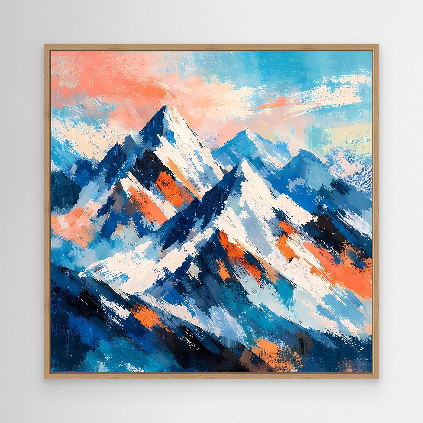 Leinwandbild mit abstrakten Schneebergen, gerahmt in hellem Holzton