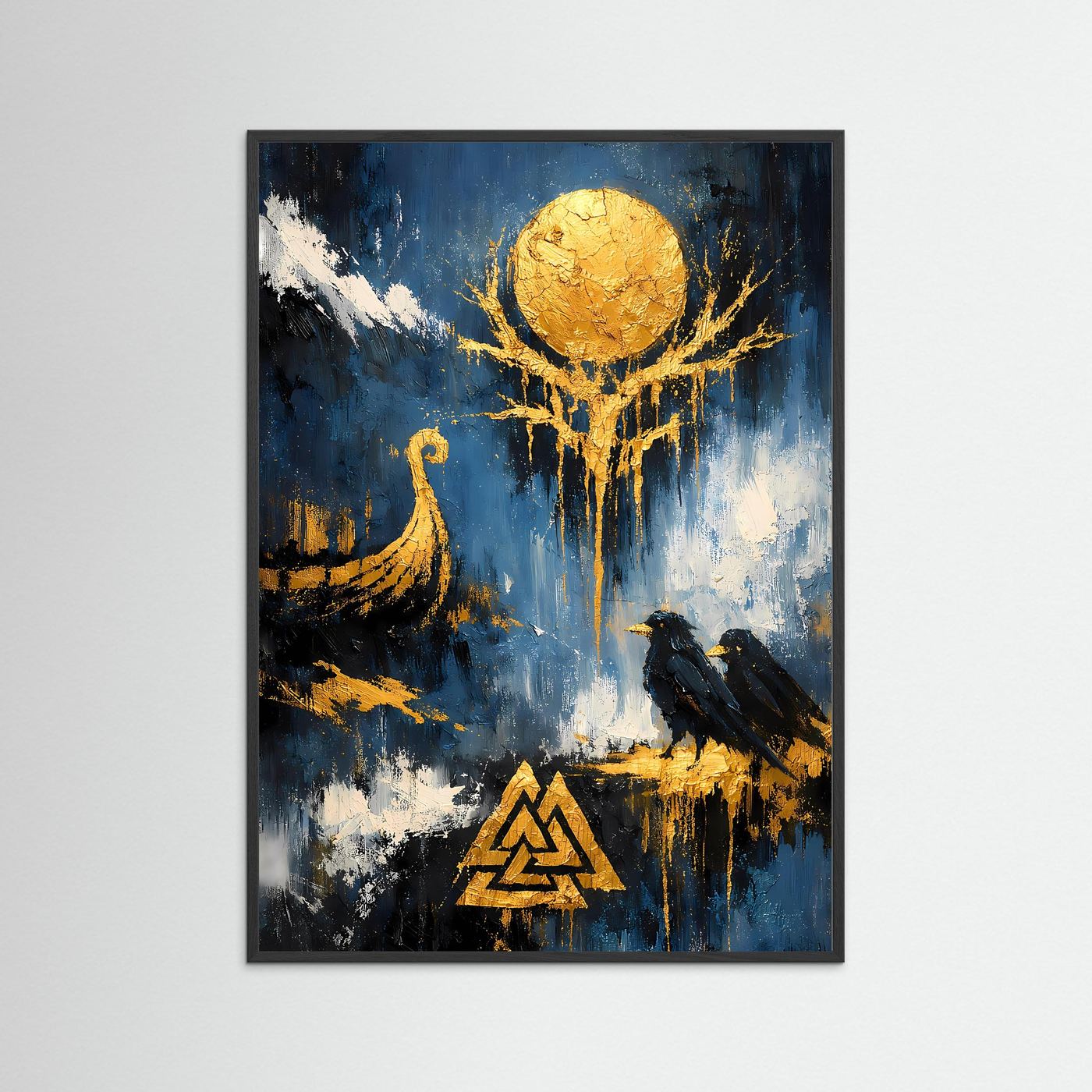 Kunstposter im schwarzen Rahmen, abstrakt blau mit goldener Sonne, Baum und schwarzem Rabenmotiv