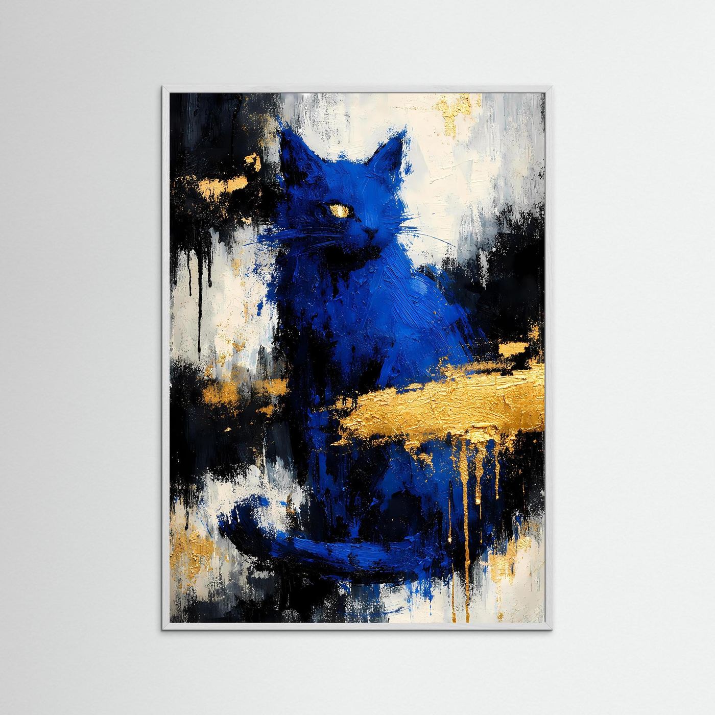 Abstraktes Katzenposter im silbernen Rahmen: blaue Katze auf Schwarz-Weiß mit goldenen Spritzern.
