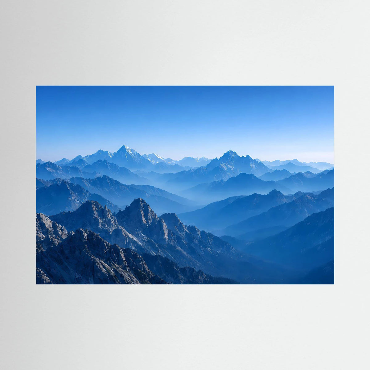 Wandposter mit blauer Bergsilhouette und weitläufiger Alpenlandschaft im Morgenlicht