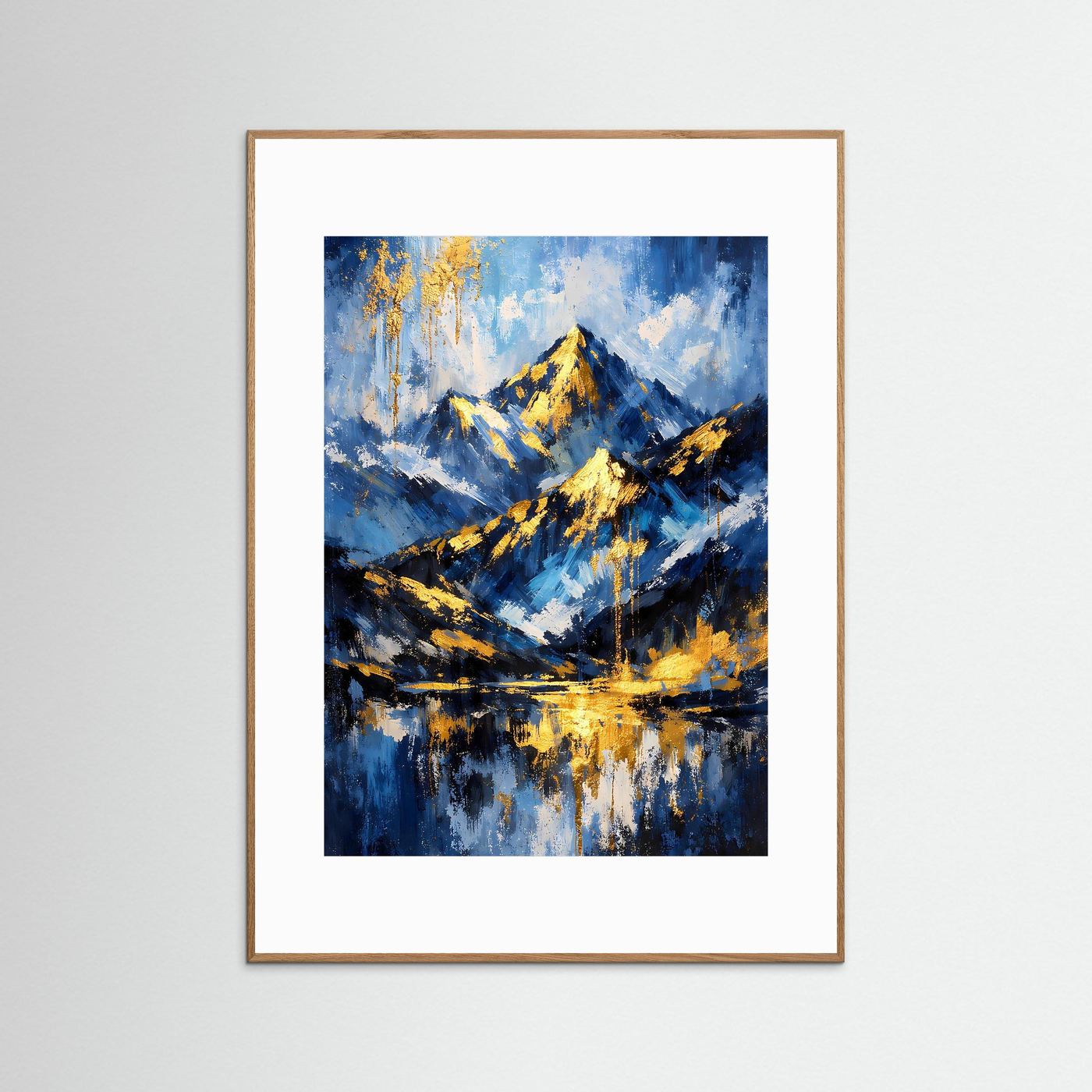 Gerahmtes Berg-Poster mit abstrakter Malerei, Königsblau und Goldtönen, hellbraunes Holz
