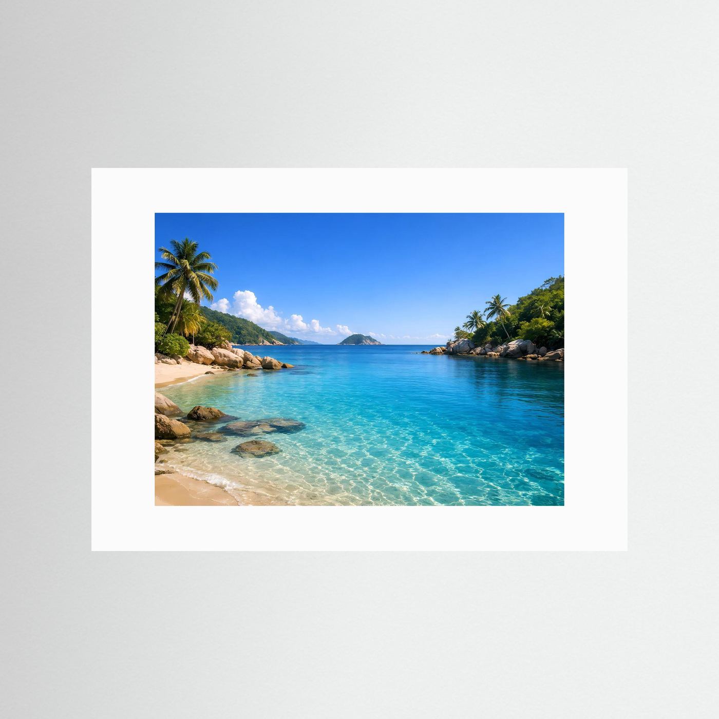 Strandposter im Querformat mit türkisfarbenem Wasser, Sandstrand, Felsen und Palmen im Weißrand
