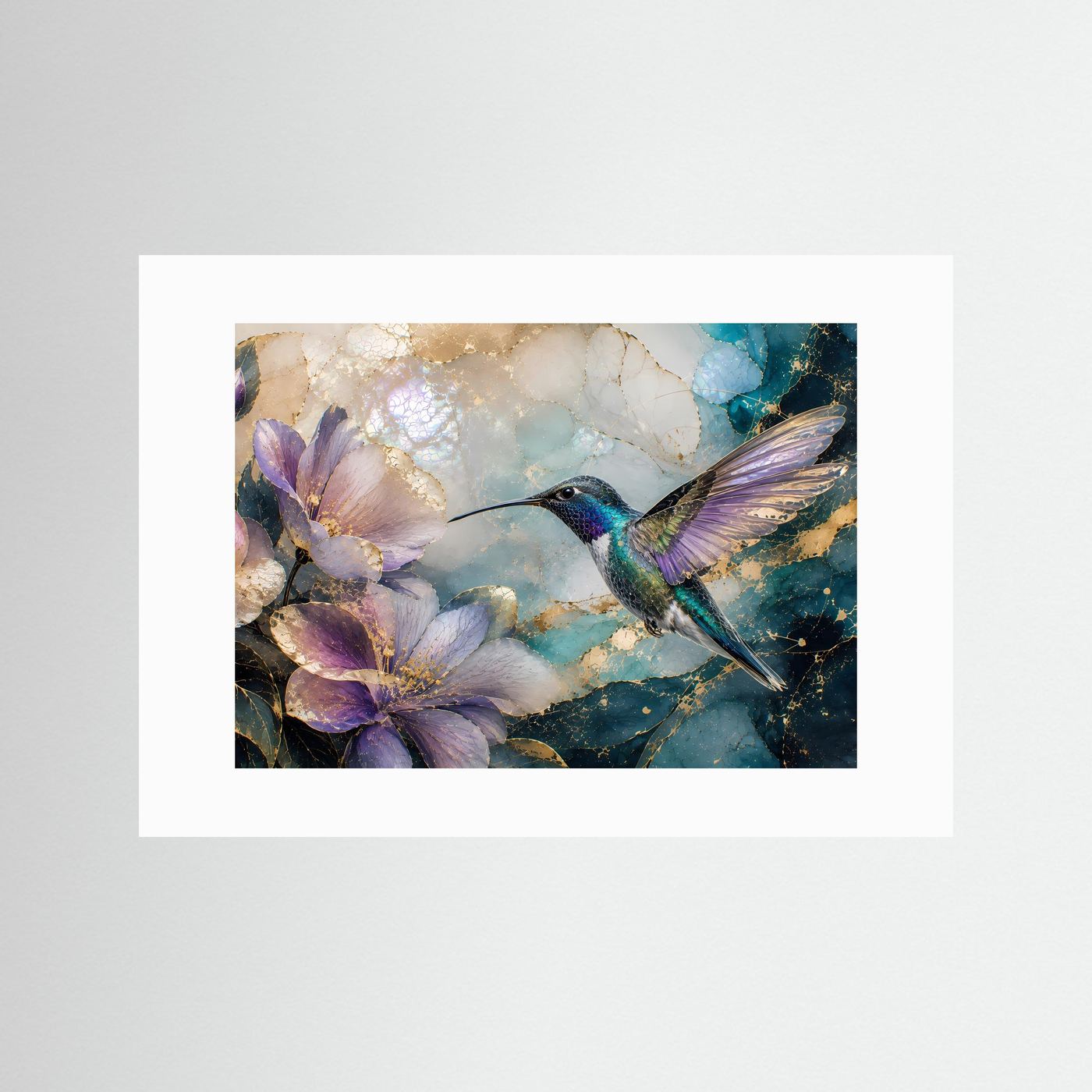 Wandbild mit Kolibri zwischen violetten und türkisfarbenen Blüten, mit weißem Rand