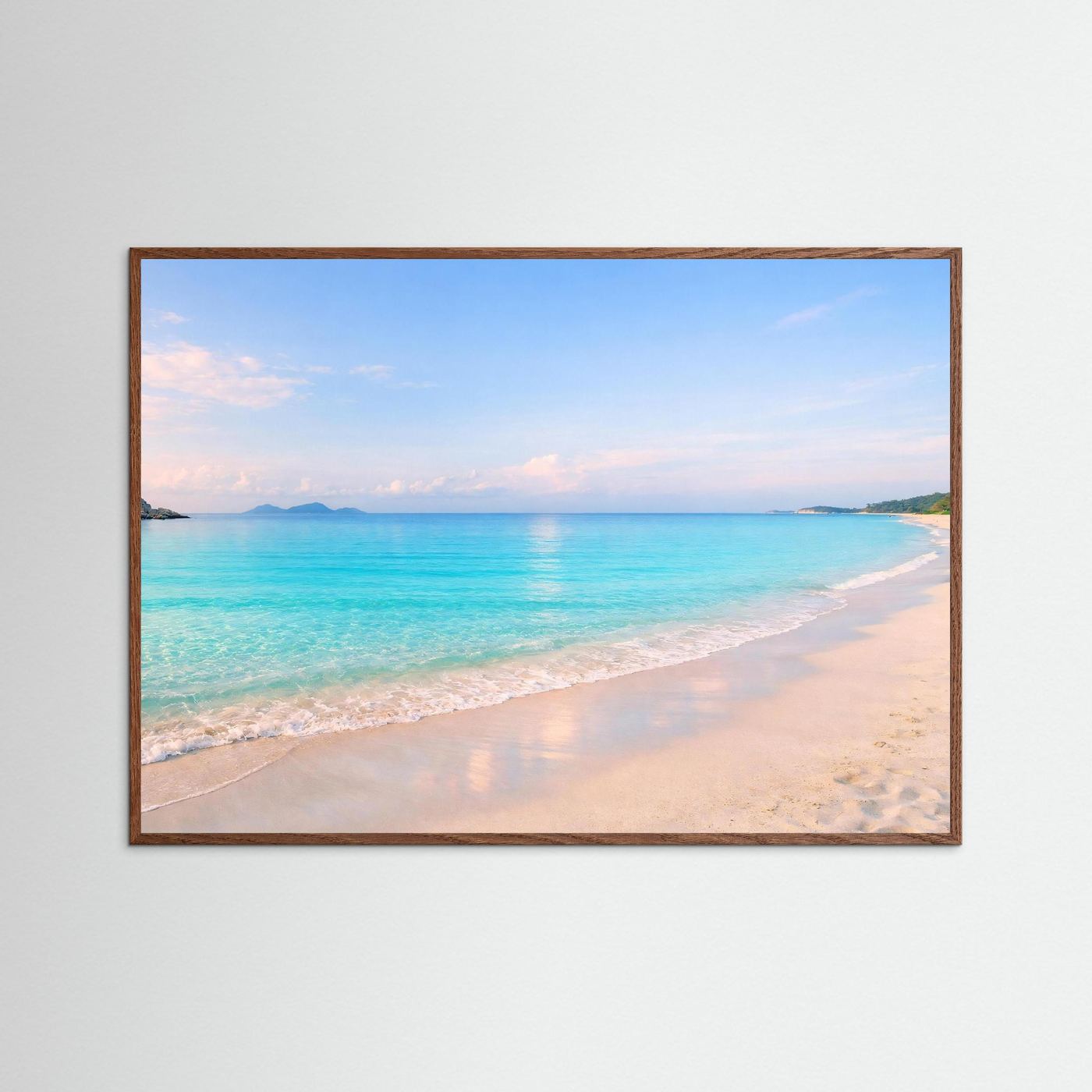 Wandbild mit Strandmotiv: türkisfarbenes Wasser, Sandstrand, braun gerahmt.