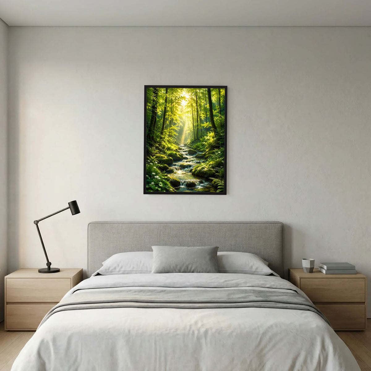Hochformat-Poster mit Wald und Bächlein im Vordergrund, Sonnenstrahlen, schwarz gerahmt