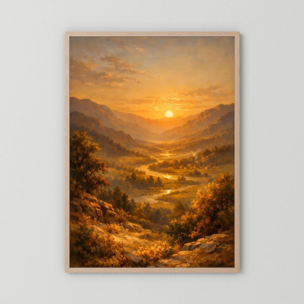 Hochformatiges Wandbild mit Berglandschaft im goldenen Abendlicht, beiger Holzrahmen