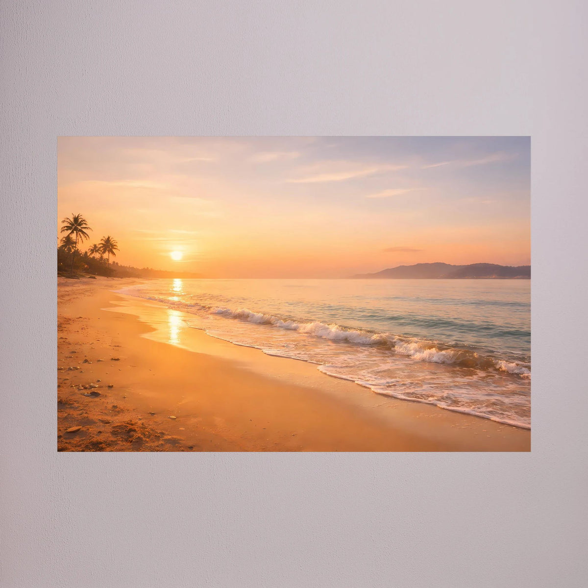 Querformatiger Posterdruck: goldener Sonnenuntergang am Strand mit Wellen und Himmel