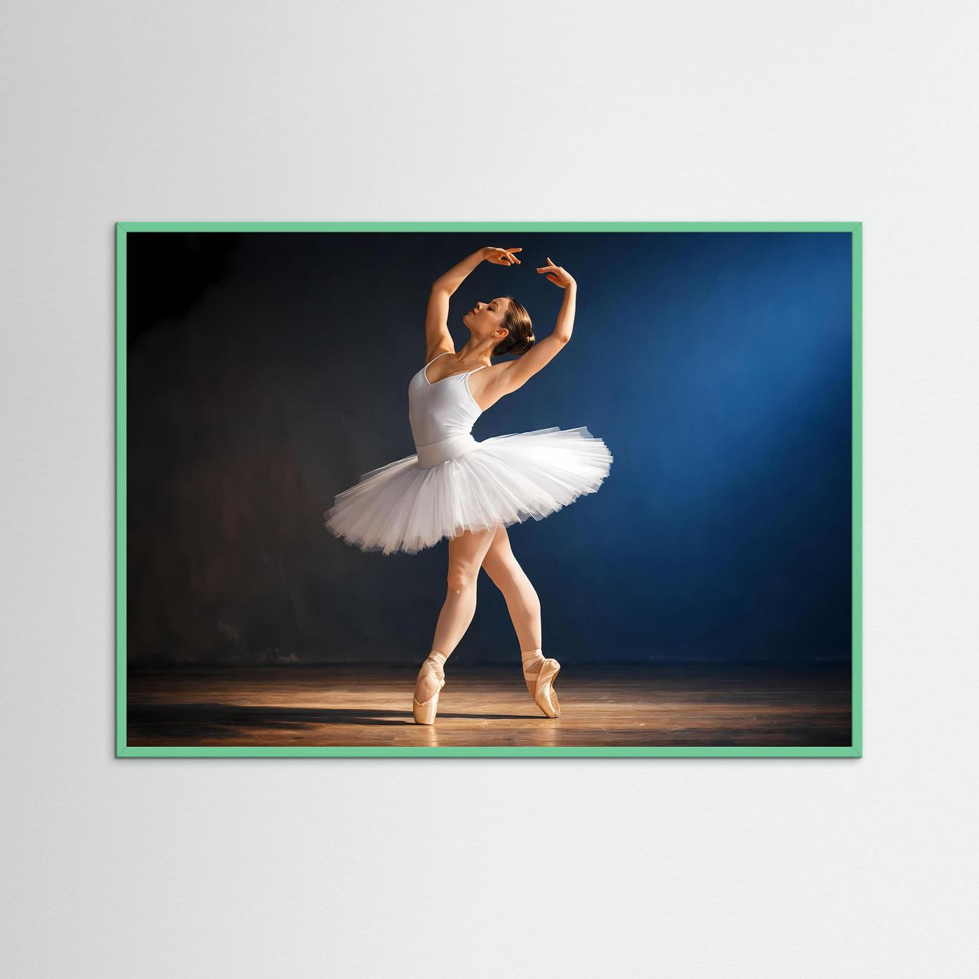 Ballerina-Poster im türkisen Rahmen: Tänzerin im weißen Tutu, auf Zehenspitzen