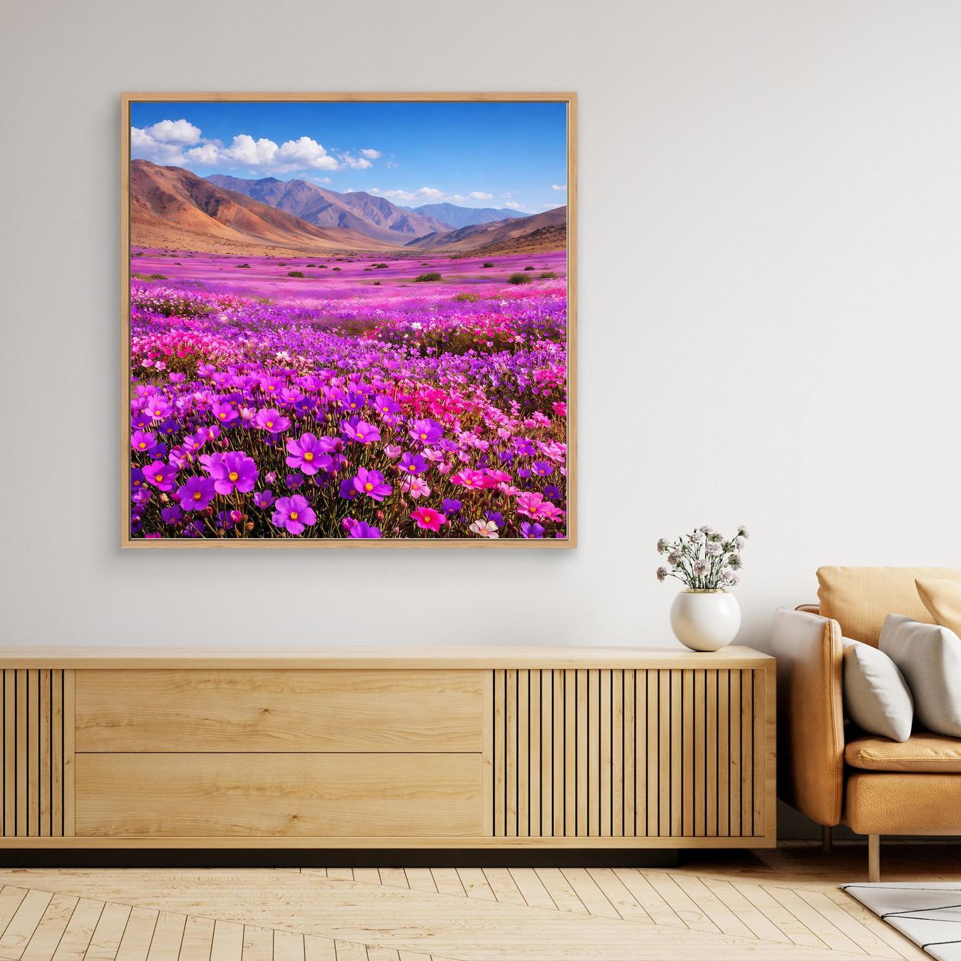 Leinwandbild mit hellem Holzrahmen, lila Blumenfeld und Bergpanorama im Tal.