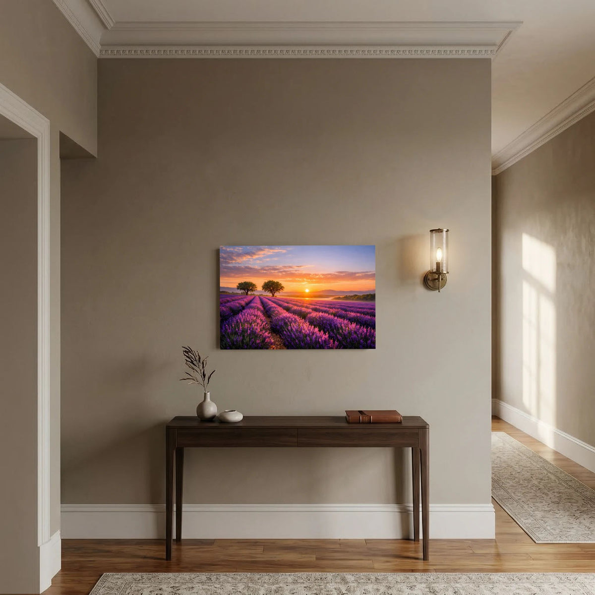 Querformatiges Poster: Lavendelfeld mit orangefarbenem Sonnenuntergang und violettem Blütenmeer