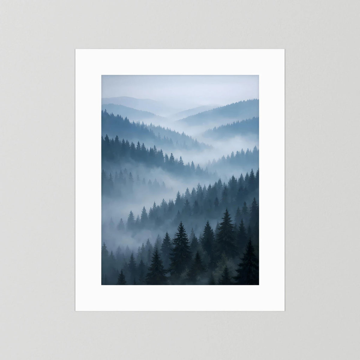 Hochformatiges Naturposter mit nebligem Tannenwald, weißer Rahmen und Passepartout