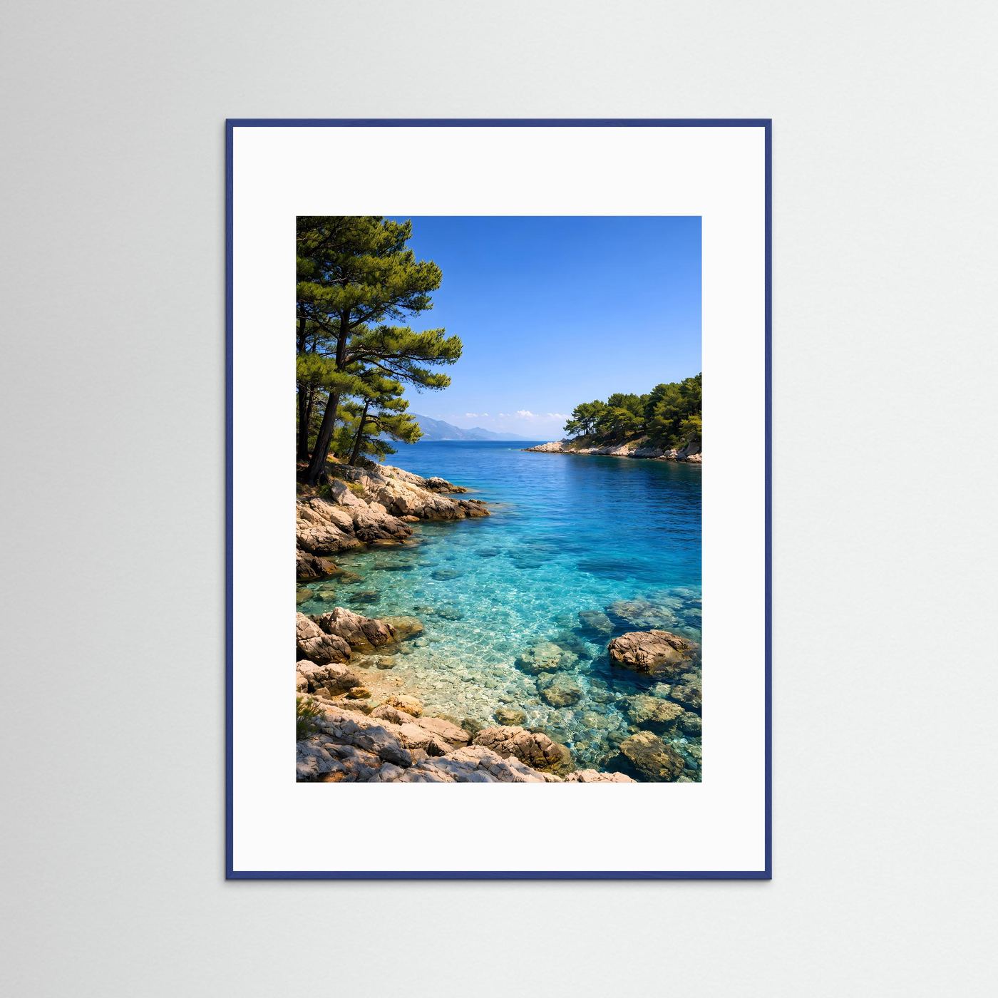 Mediterranes Küstenposter mit Pinien, türkisblauem Wasser und Felsen im blauen Rahmen